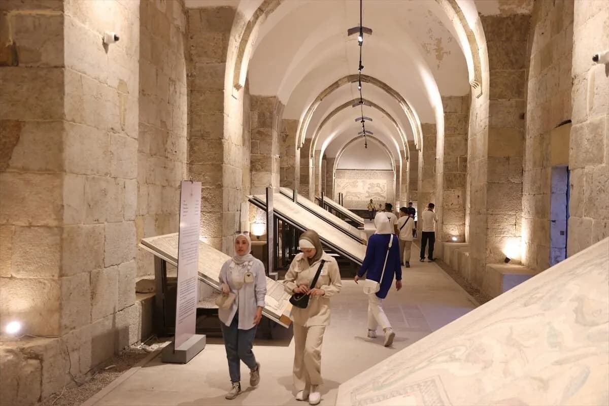 Syria showcases artifacts from France at Damascus Citadel