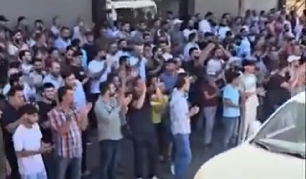 اعتصام في عين منين للمطالبة بالإفراج عن الموقوفين