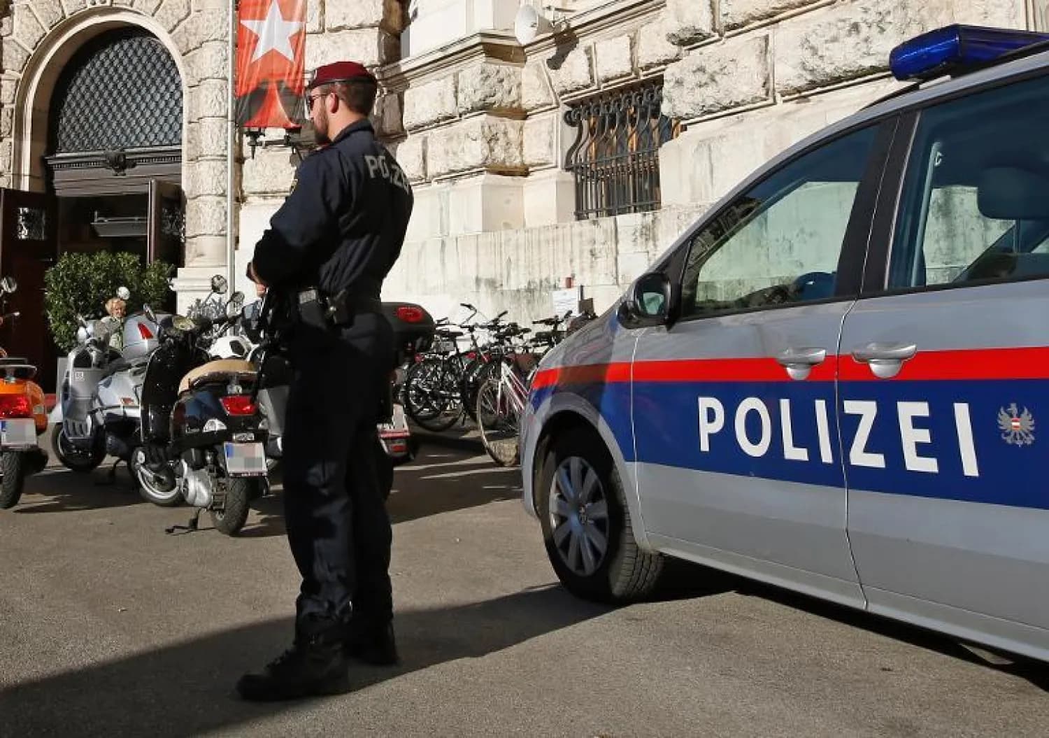 Syrian and Iraqi pursue girls at Austrian station