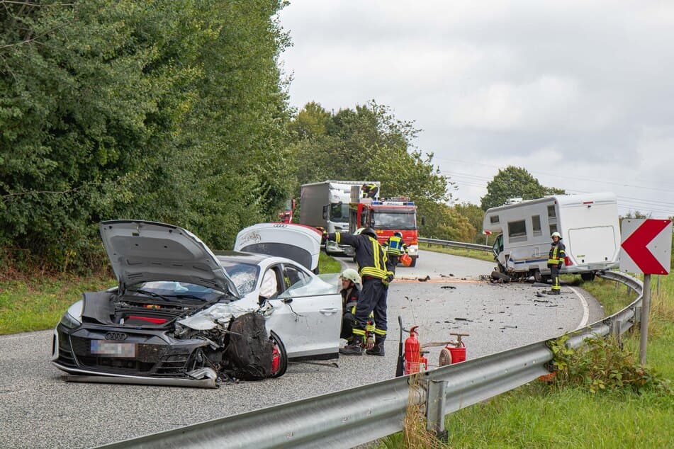 Germany crash: Electric Audi hits mobile home