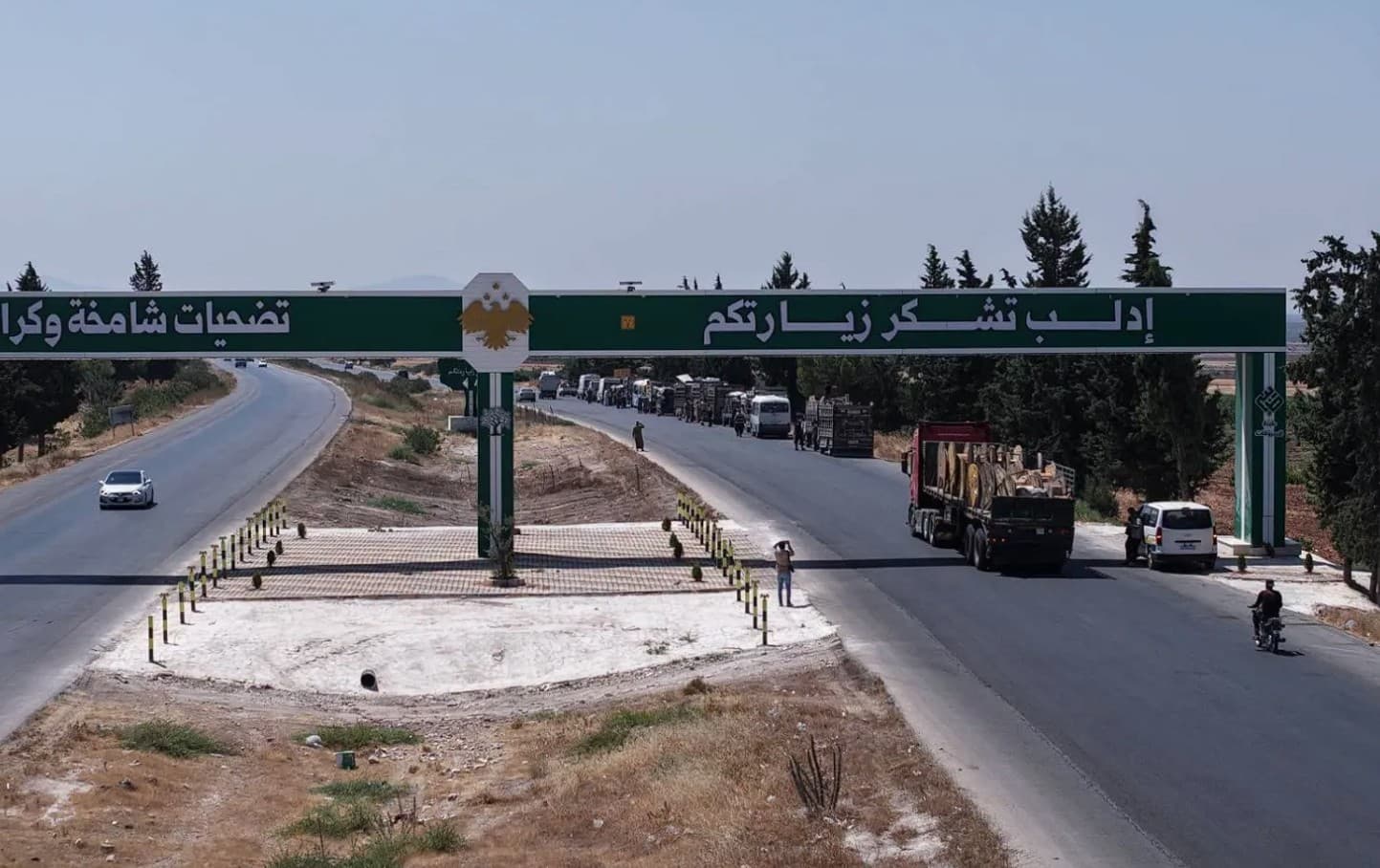 إسرائيل تقصف إدلب ورفض ودعم