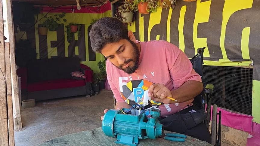 Syrian refugee in Lebanon repairs neighbors' devices