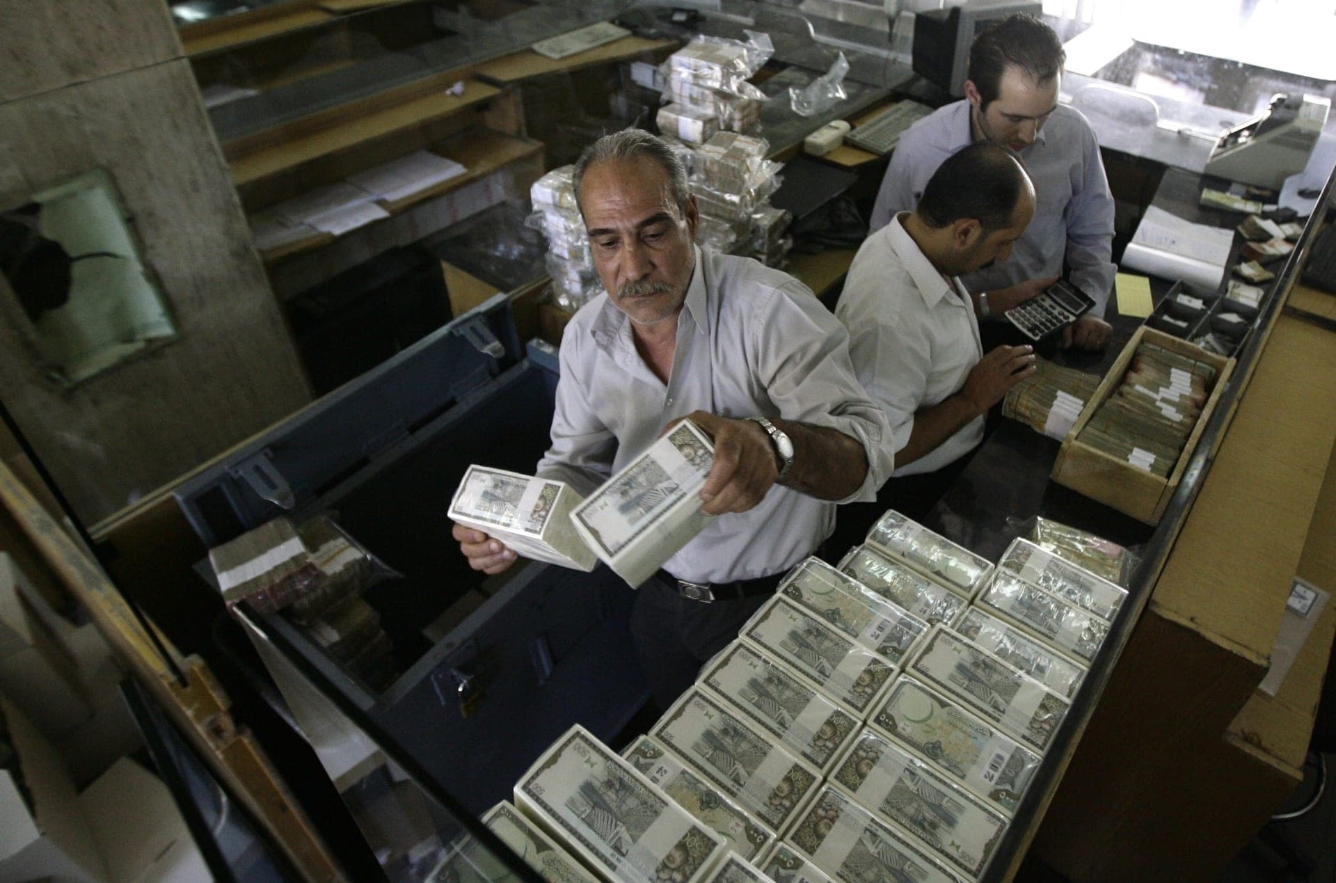 سعر الدولار واليورو والذهب في سوريا الاثنين