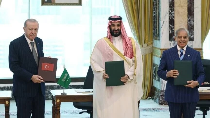 تركيا والسعودية وباكستان توقع اتفاقية دفاع