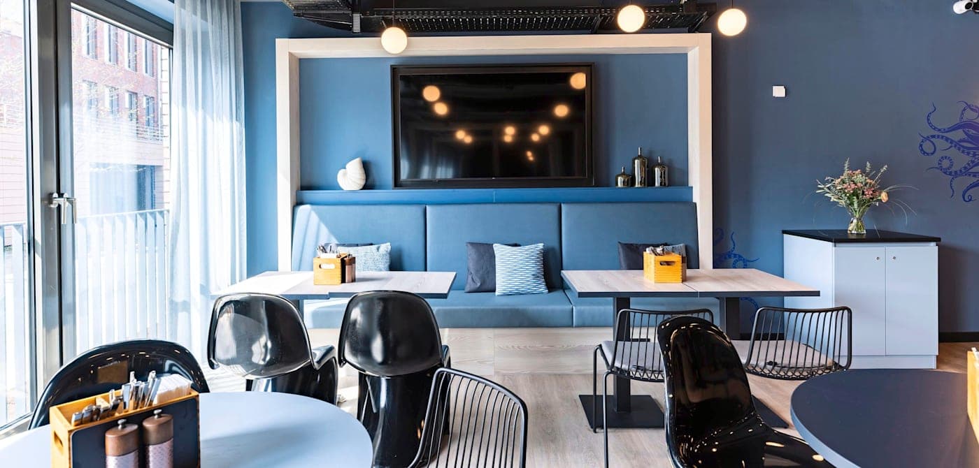لاجئون ينتقلون إلى فندق حديث في هامبورغ مع انتقادات لتكلفة على دافعي الضرائب