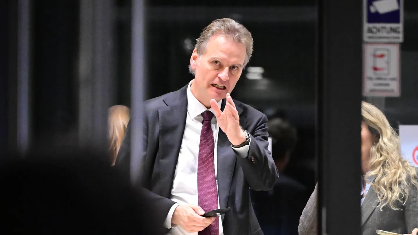German union leader urges payment card use to push Syrians back