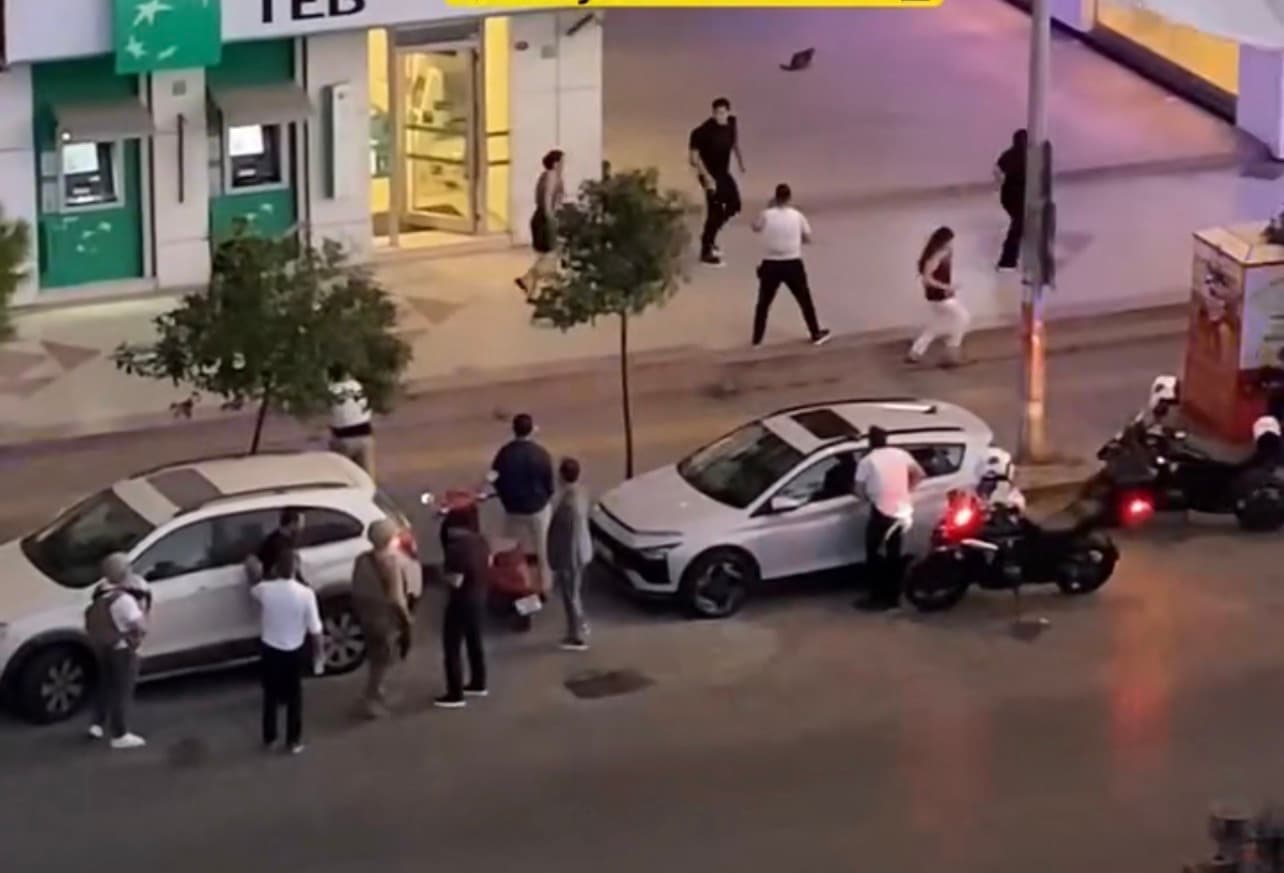 Young man takes five hostage at İzmir bank