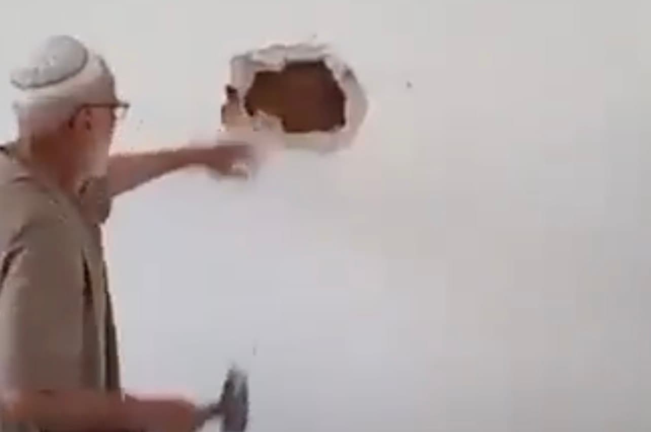 مسن يخفي مكتبة ابنه ويحميها لسنوات