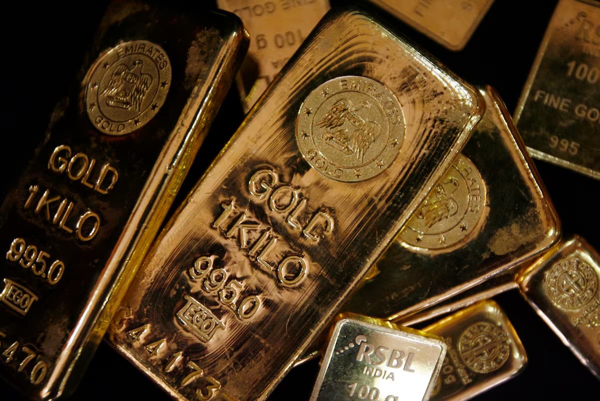 Gold holds near $4340 as euro stays at $1.146