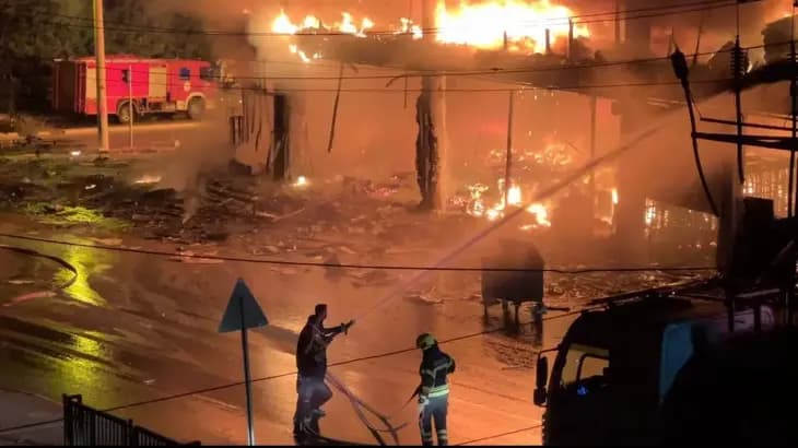 حريق كبير يلتهم متجر مفروشات في مرسين