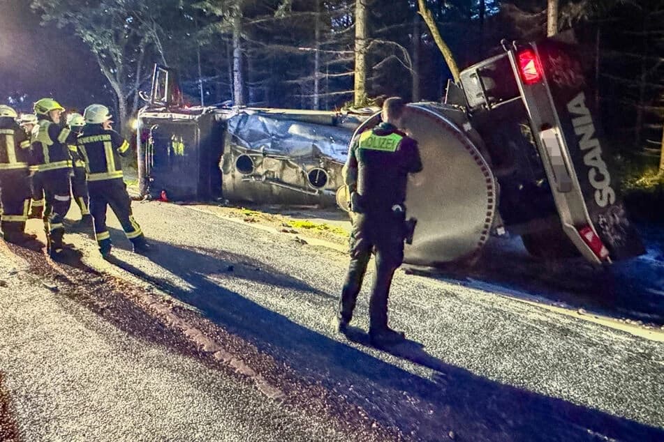 German milk truck overturns spilling 24,000 liters