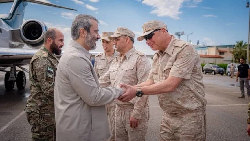 الشيباني يلتقي مسؤولين روس في مطار اللاذقية
