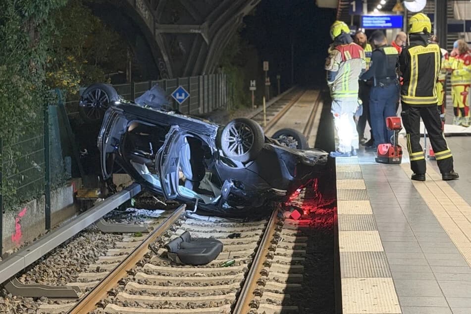 حادث في برلين حين سقطت سيارة فوق القطار