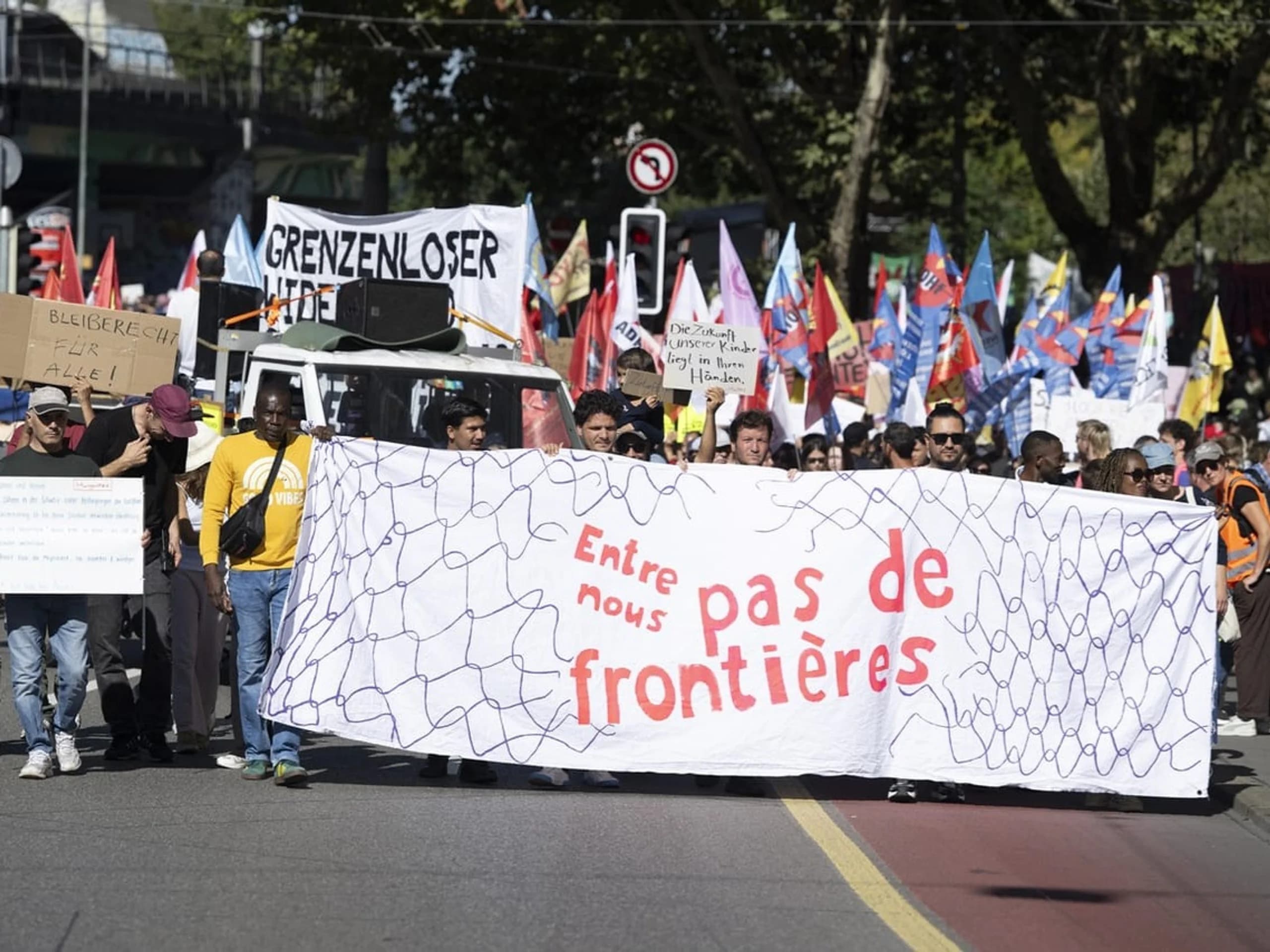 Switzerland: Mass protests for migrants