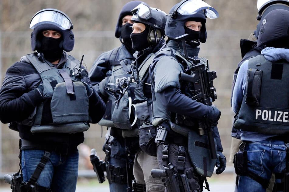 Special Forces shoot knife attacker in Creffield