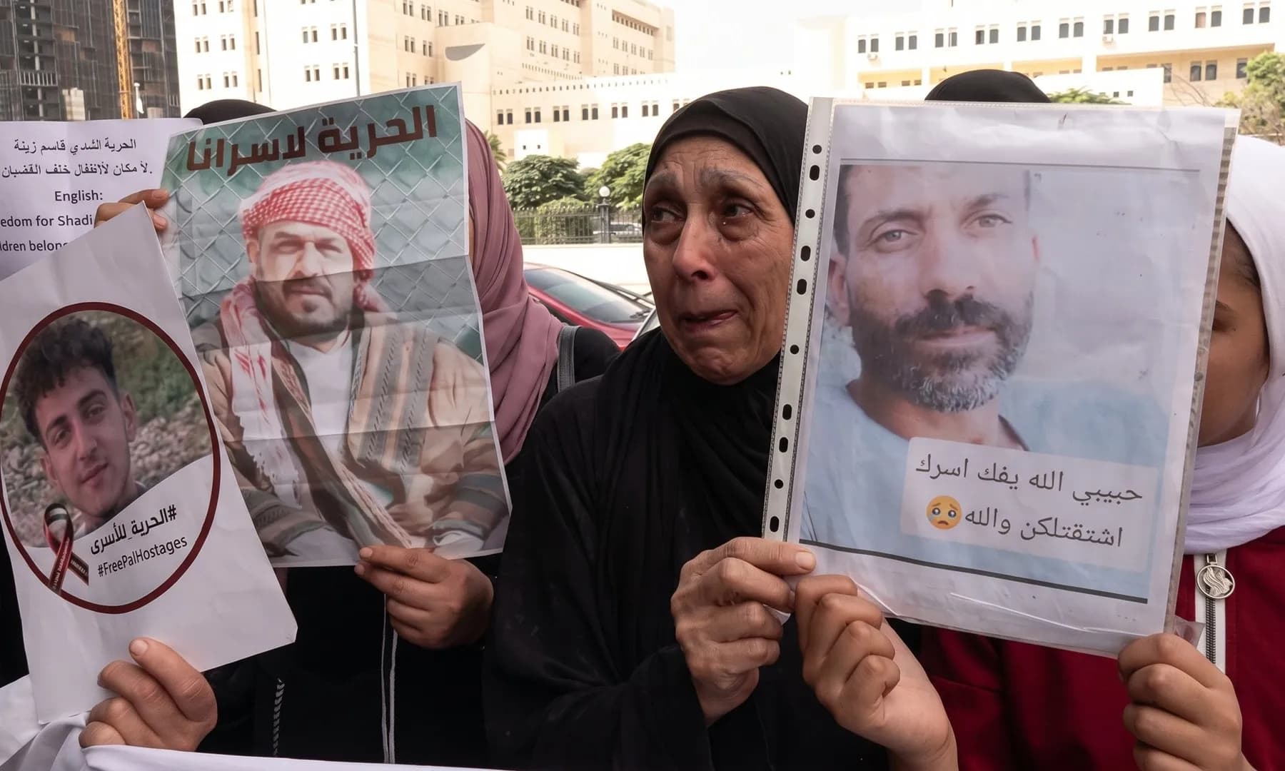 أمهات المعتقلين السوريين يتظاهرن أمام الخارجية