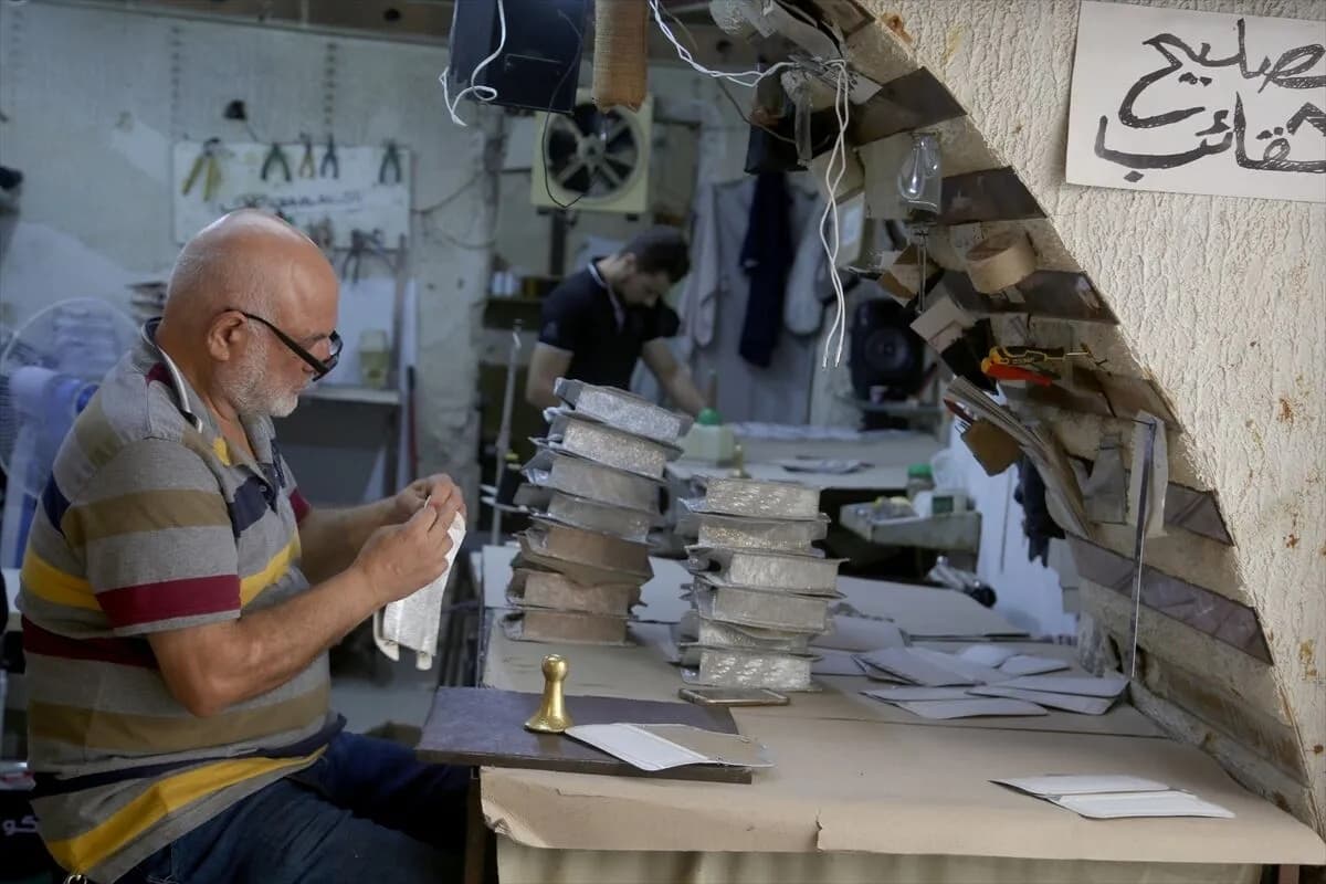 Syrian Artisan from Aleppo Crafts Bags