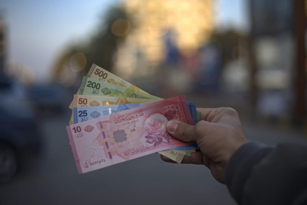سعر الدولار واليورو والذهب مقابل الليرة السورية السبت