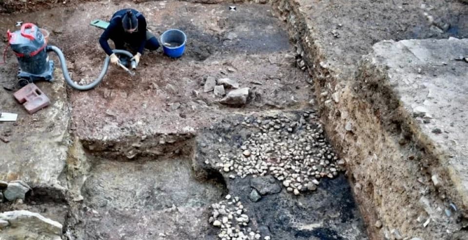 اكتشاف قلعة وسط العصور الوسطى في ألمانيا