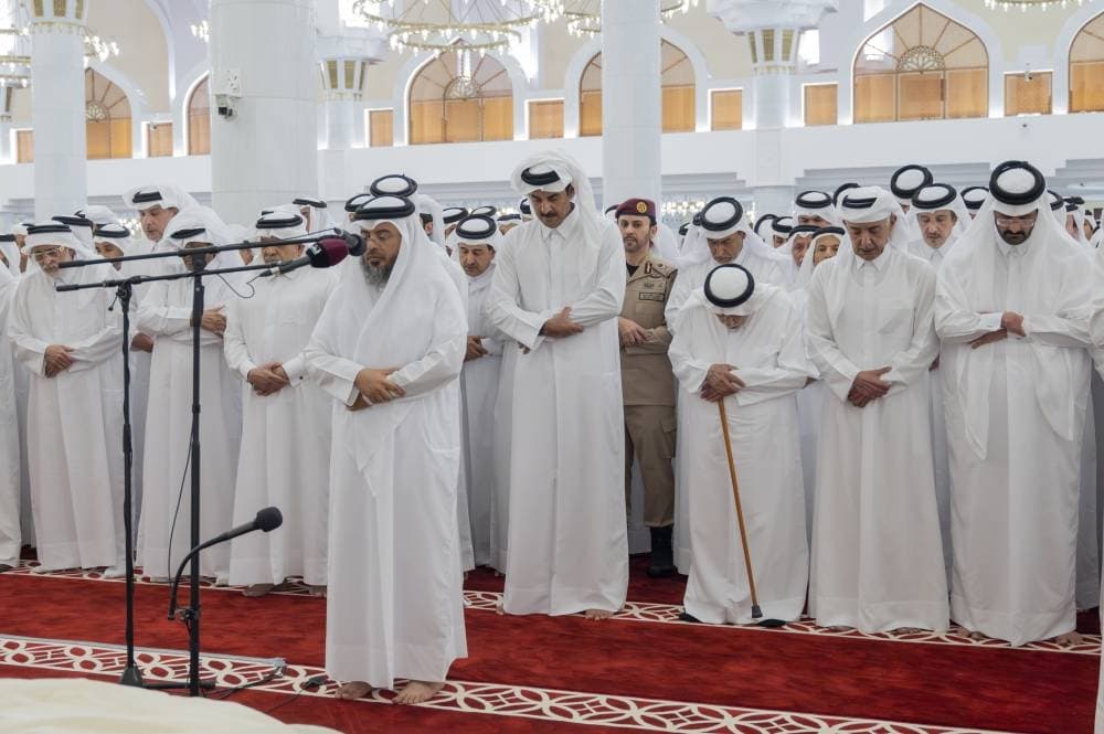 صاحب السمو يؤدي صلاة الجنازة في مراسم وداعية