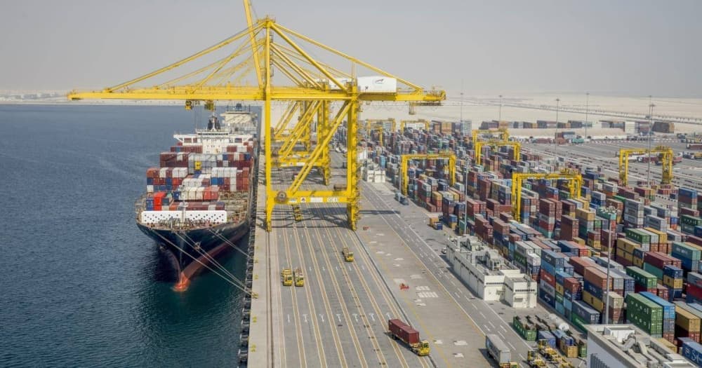 الأمير الوالد يلعب دورًا رئيسيًا في بناء نهضة قطر الحديثة