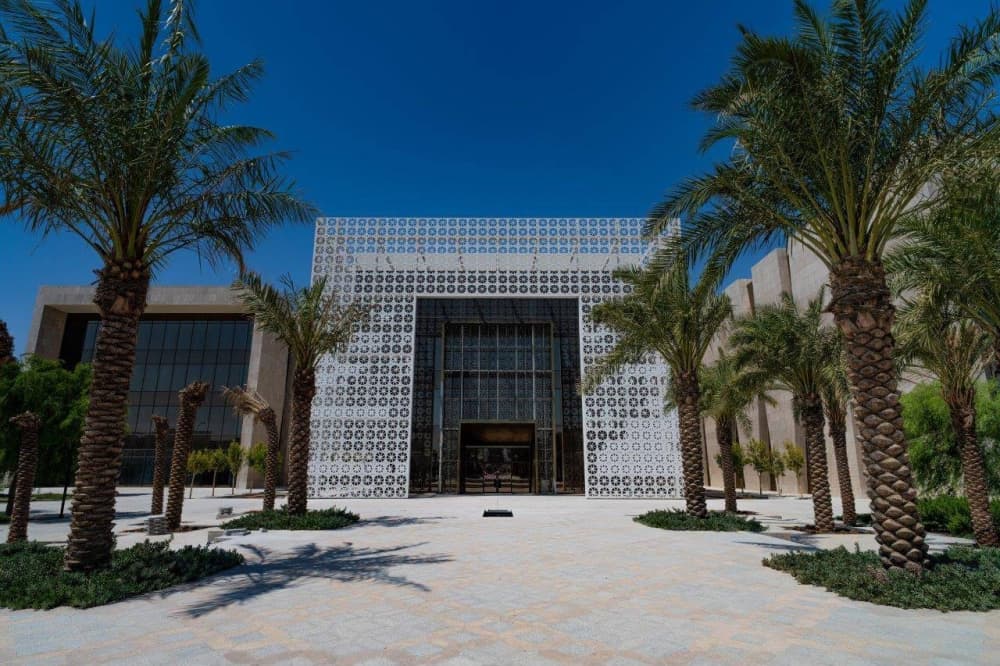 أشغال تلوِّن مبنى كلية الطب بقطر في المرحلة النهائية