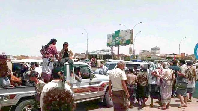 المجاميع القبلية تنسحب من عدن بعد تعليق صفقة تبادل الأسرى