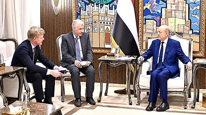 رئيس مجلس القيادة يرفض المجموعات المسلحة