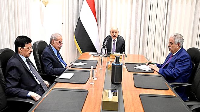العليمي يطالب الحوثيين بقبول المبادرات