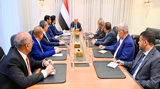 العليمي يدعو الأحزاب لتعزيز الوحدة