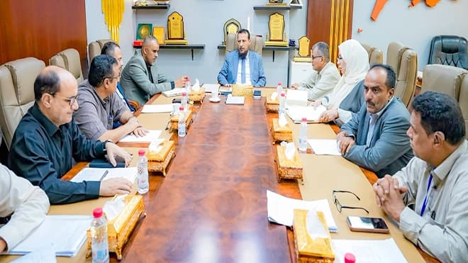 محافظ عدن يطالب بعدم فرض رسوم إضافية في المدارس الأهلية