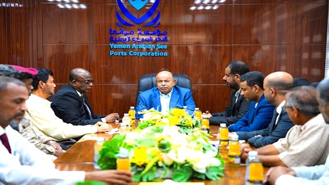 Al-Khanshishi reviews security at Riyan Airport and Mukalla Port