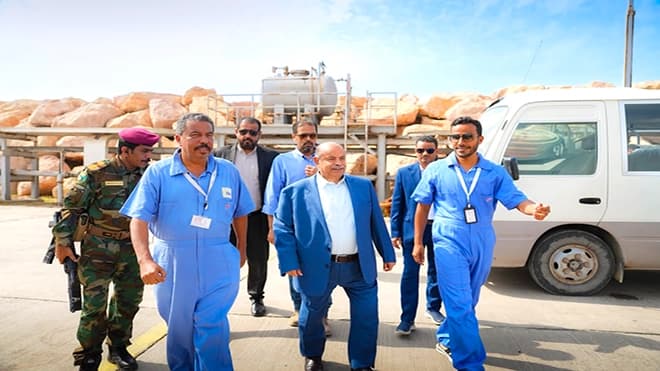 الخنبشي يزور ميناء الضبة ويؤكد حماية المنشآت