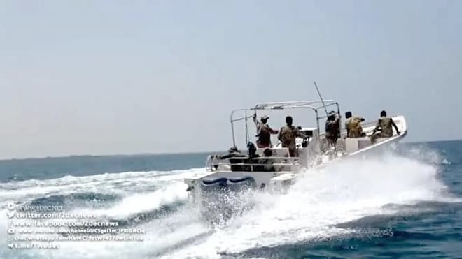القوة البحرية تتصدى لزوارق حوثية في البحر الأحمر