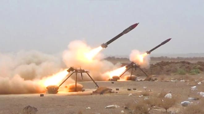 حوثيون يطلقون 36 صاروخ و42 مسيرة على الساحل بدون أهداف