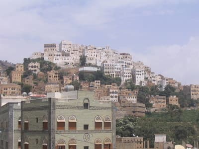 وفاة أم وطفلتيها وإصابة ثلاثة في حادث