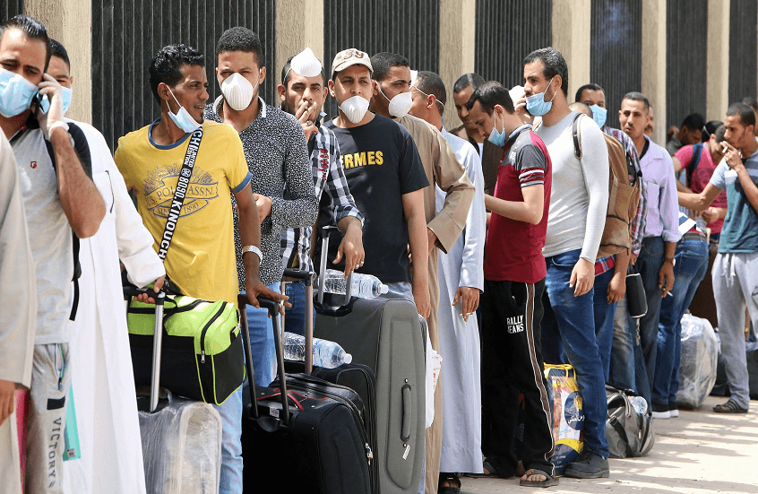 الإمارات تعلن تعليقاً على تسريح العمال المصريين