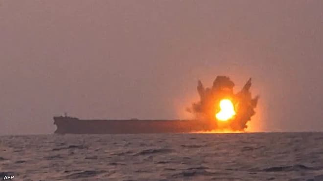 الحوثيون يهاجمون سفينة نفط سعودية في البحر الأحمر