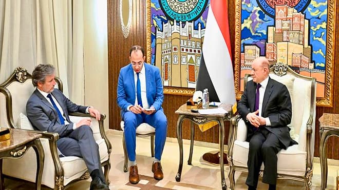 رئيس مجلس القيادة يشدد على ضرورة استعادة المؤسسات لوقف التهدئة