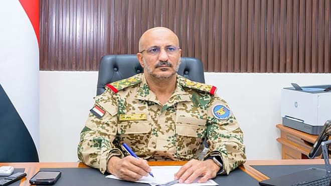 طارق صالح يبحث مع رئيس الوزراء طلبات الساحل في تعز والحديدة