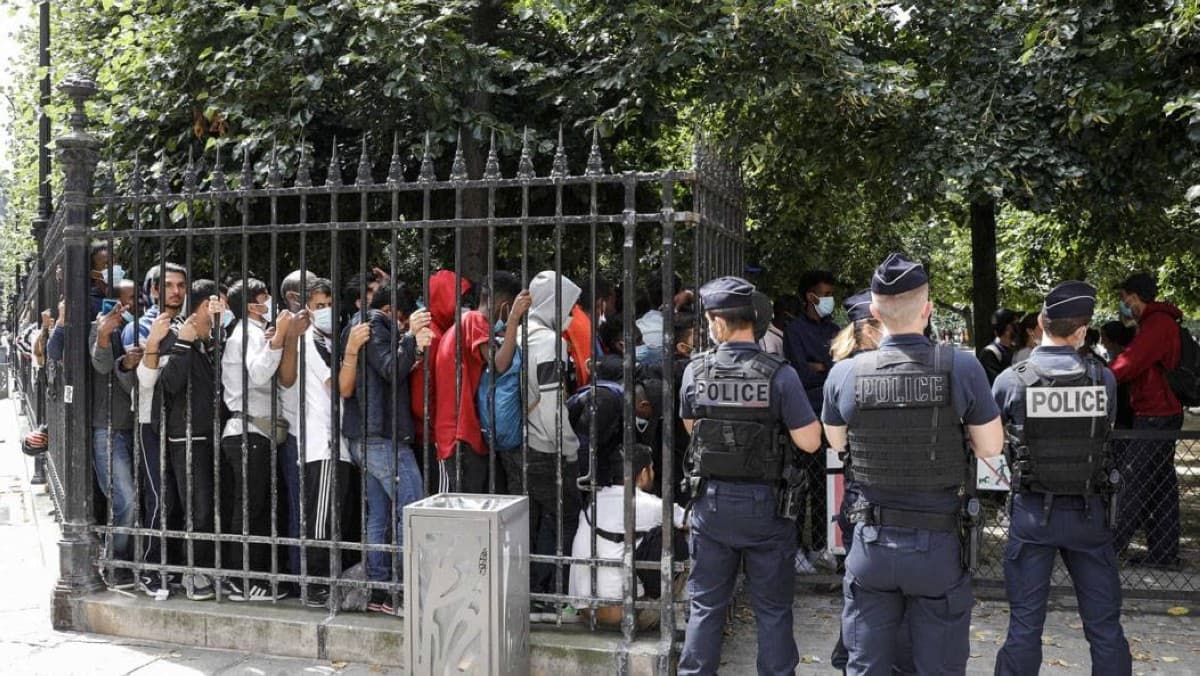 France breaks up Syrian migrant smuggling ring