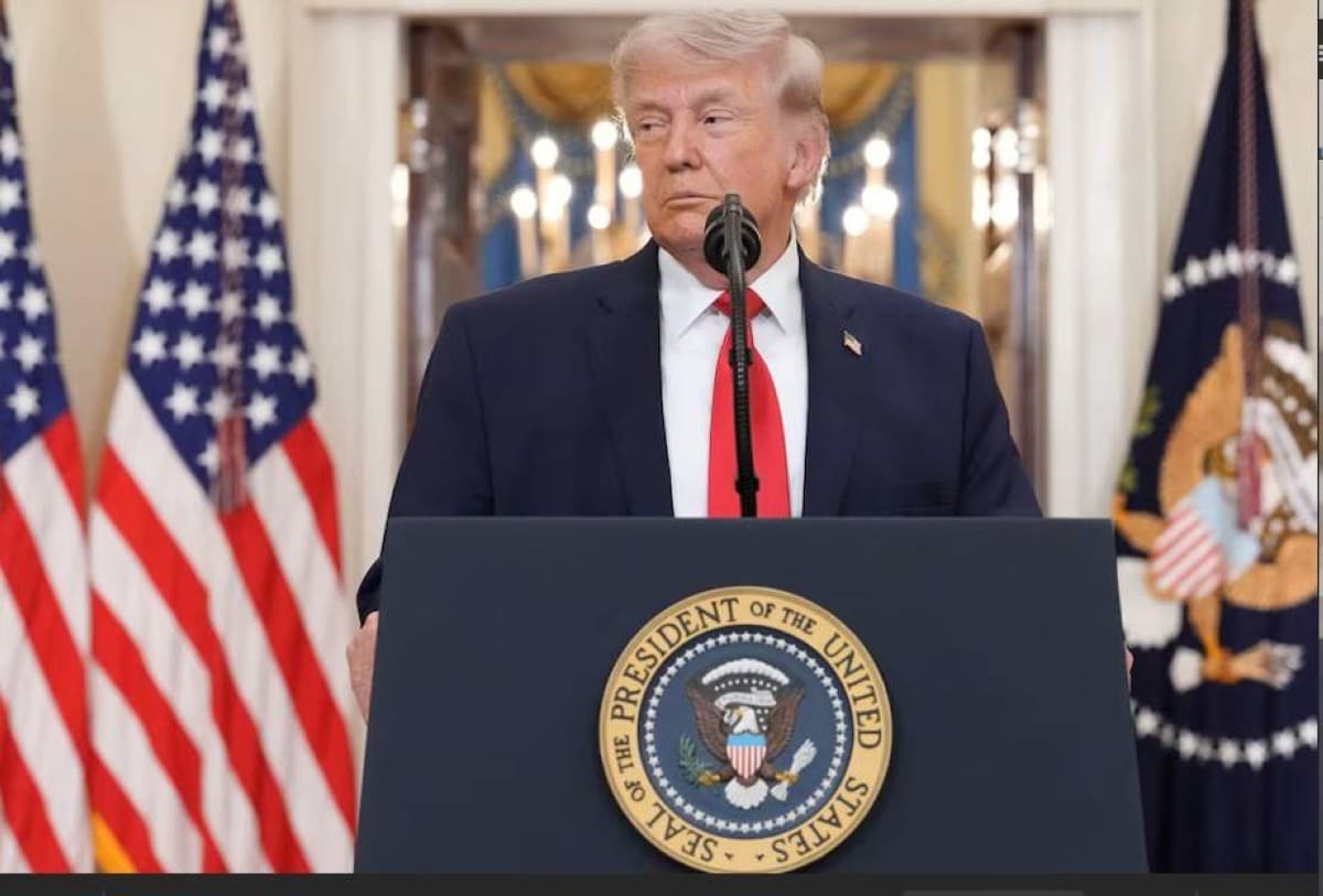 Trump introduces his signature on USD