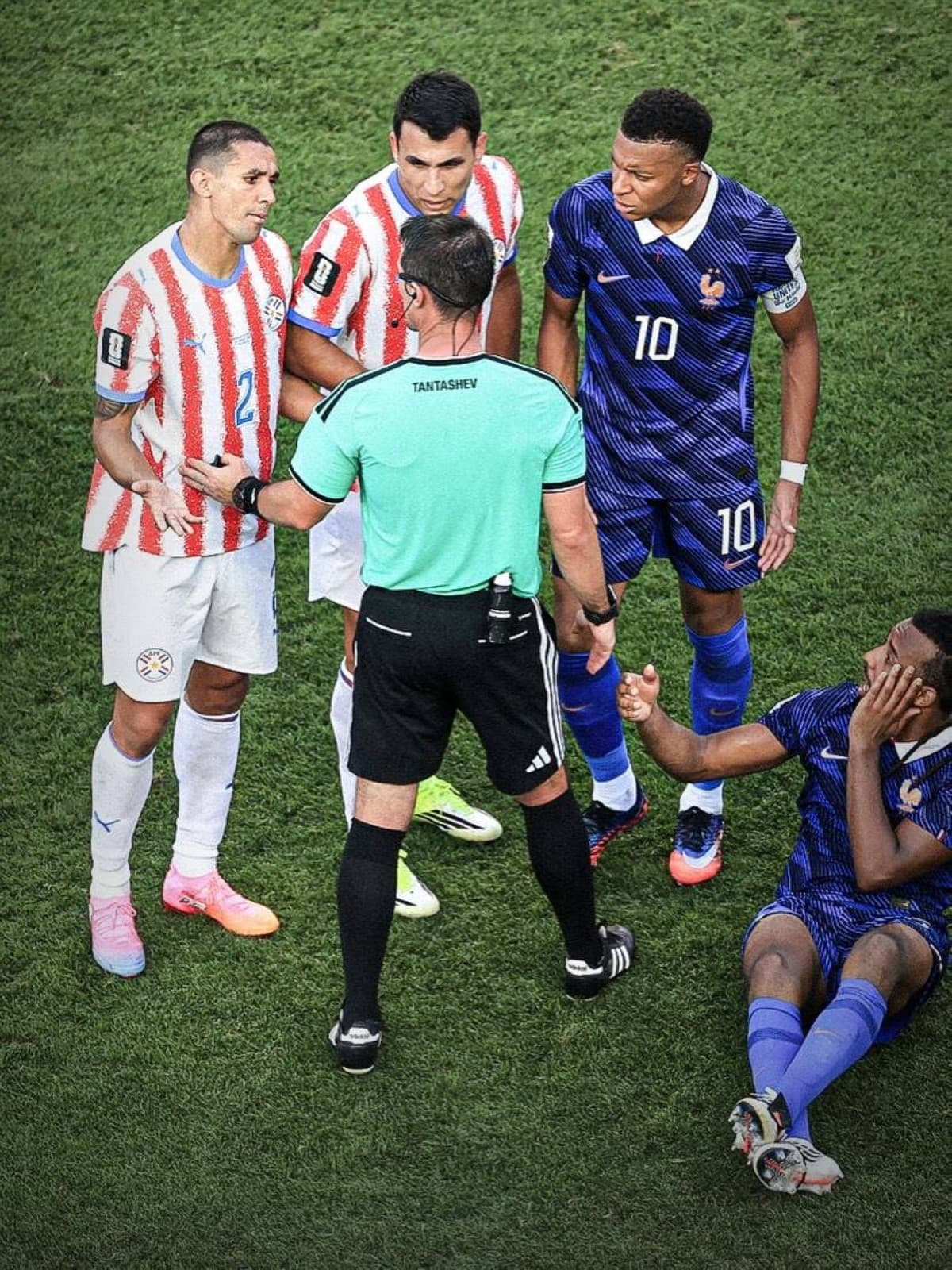 French fans criticize referee in Paraguay game