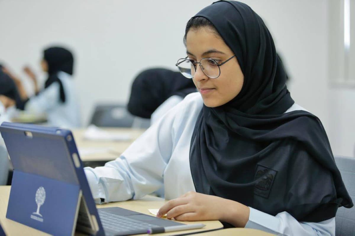 مدارس الإمارات تطلب من طلاب الثانية عشرة مراجعة بياناتهم قبل النتائج