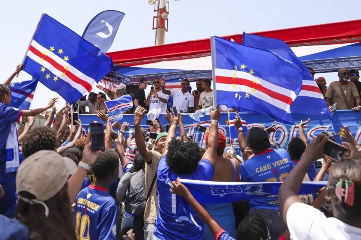 Large crowd greets Cape Verde team