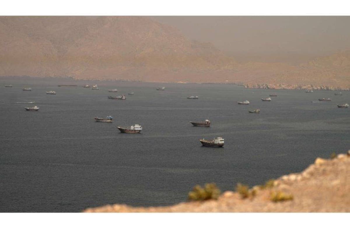 الجيش البريطاني: اندلاع النيران في ناقلة نفط بعد إصابتها بمقذوف في هرمز
