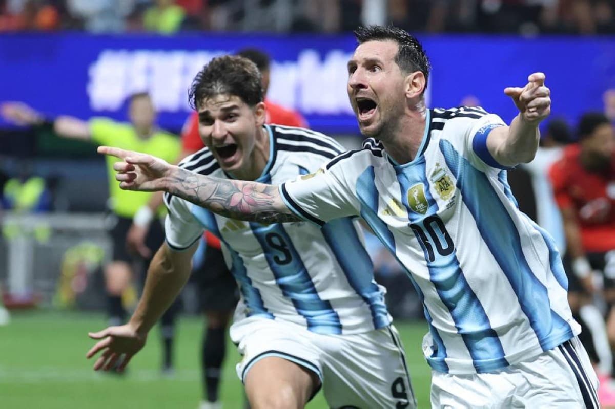 Messi ties the century record in international goals
