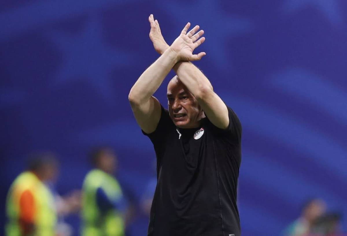 Hossam Hassan protests against referee during Argentina match over "No to Racism" signal