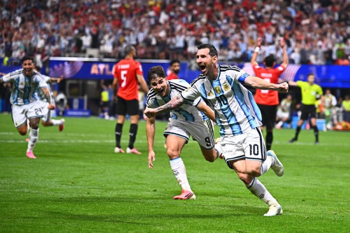 Messi defeats opponents with a confident walk during match