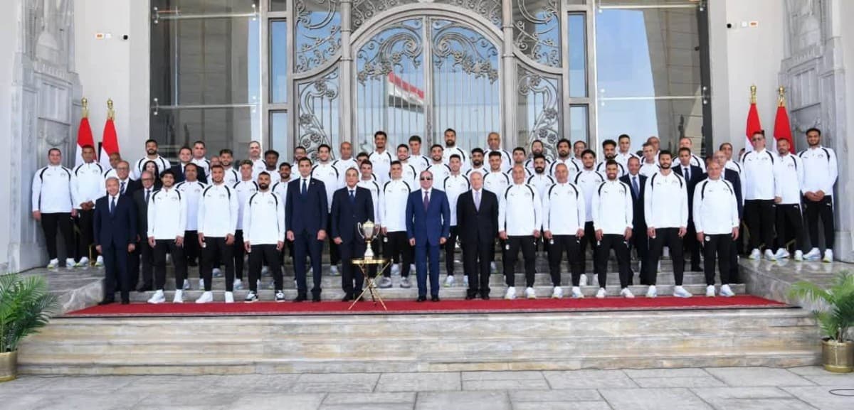 السيسي يستقبل منتخب مصر ويمنحه كأس الجدارة وأوسمة تكريمية بعد إنجاز مونديال 2023